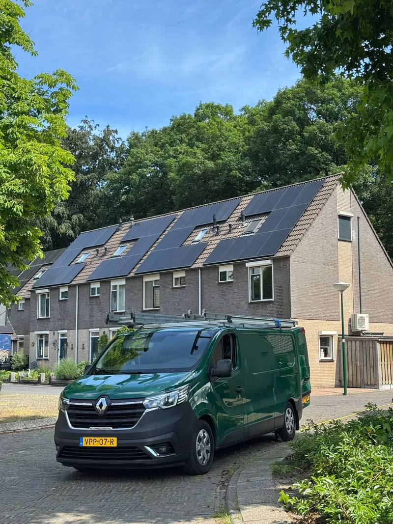 Bedrijfsbus voor een rij woningen met pannendaken
