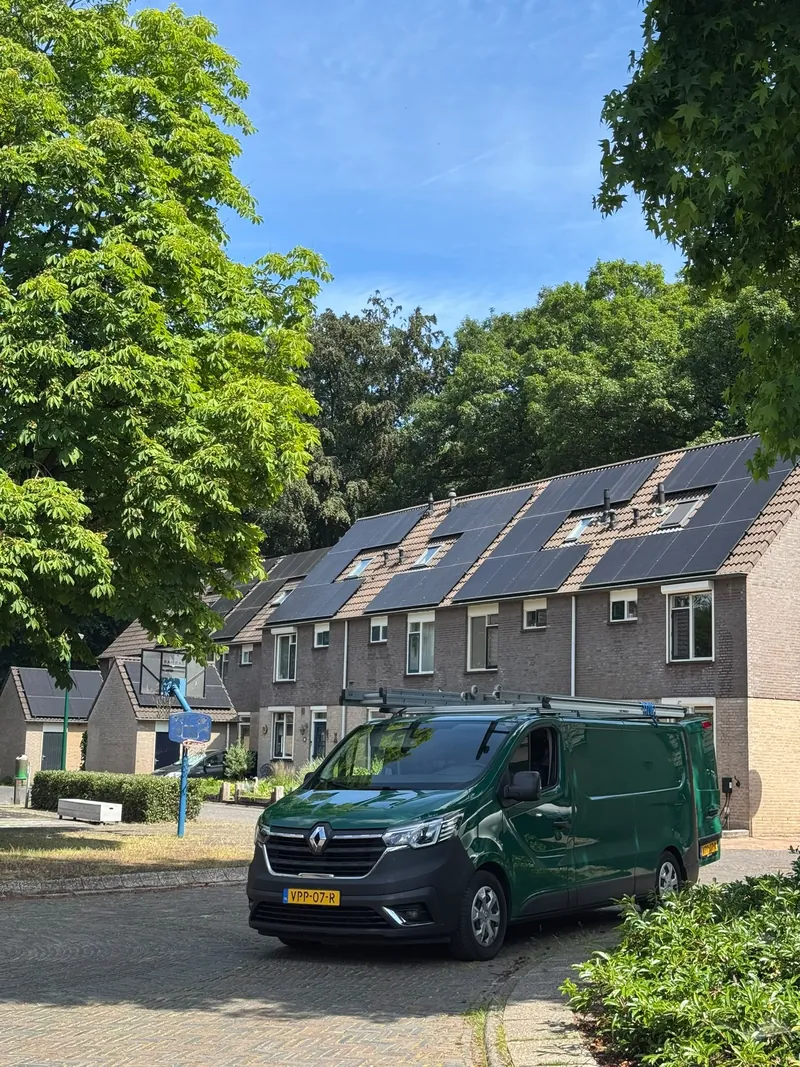 Bedrijfsbus van 36 Multidiensten in een woonstraat