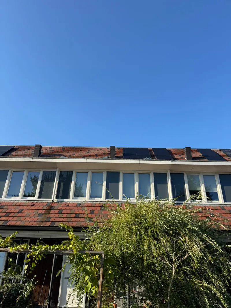 Goot en dakrand van een rij woningen