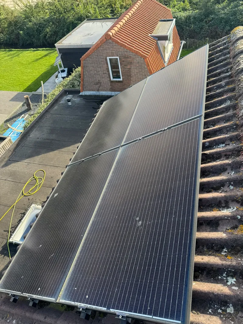 Zonnepanelen op een pannendak vanaf het dak gezien