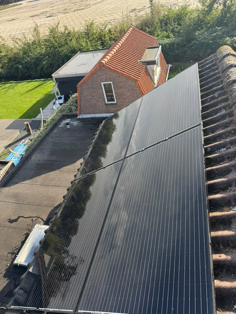 Overzicht van een dak met gereinigde zonnepanelen