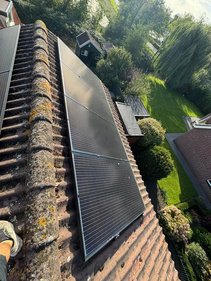Rij zonnepanelen na reiniging